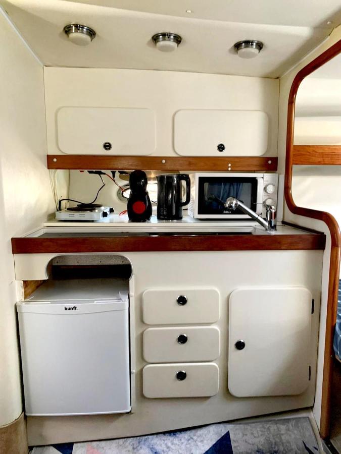 Cozy Private Two Rooms Yacht In Barcelona With Free Parking Sant Adria de Besos Exterior photo